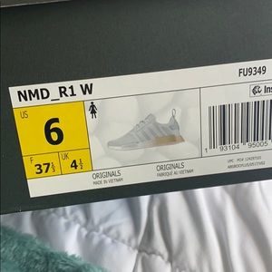 Adidas boost NMD_R1.